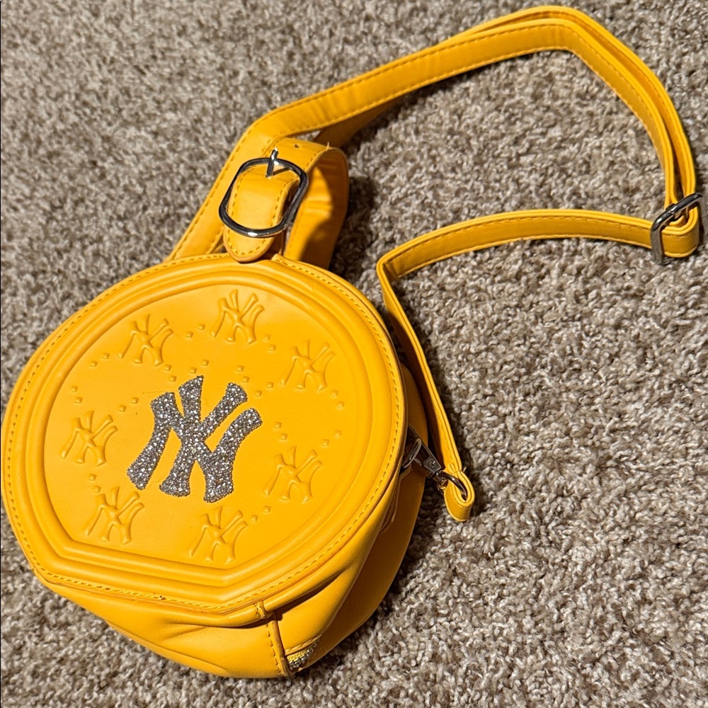 New York Yankees yellow faux leather round bag w/adjustable crossbody strap
